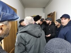 Предложенный администрацией директор людией не устроил: у него нет соответствующего образования, только религиозное.