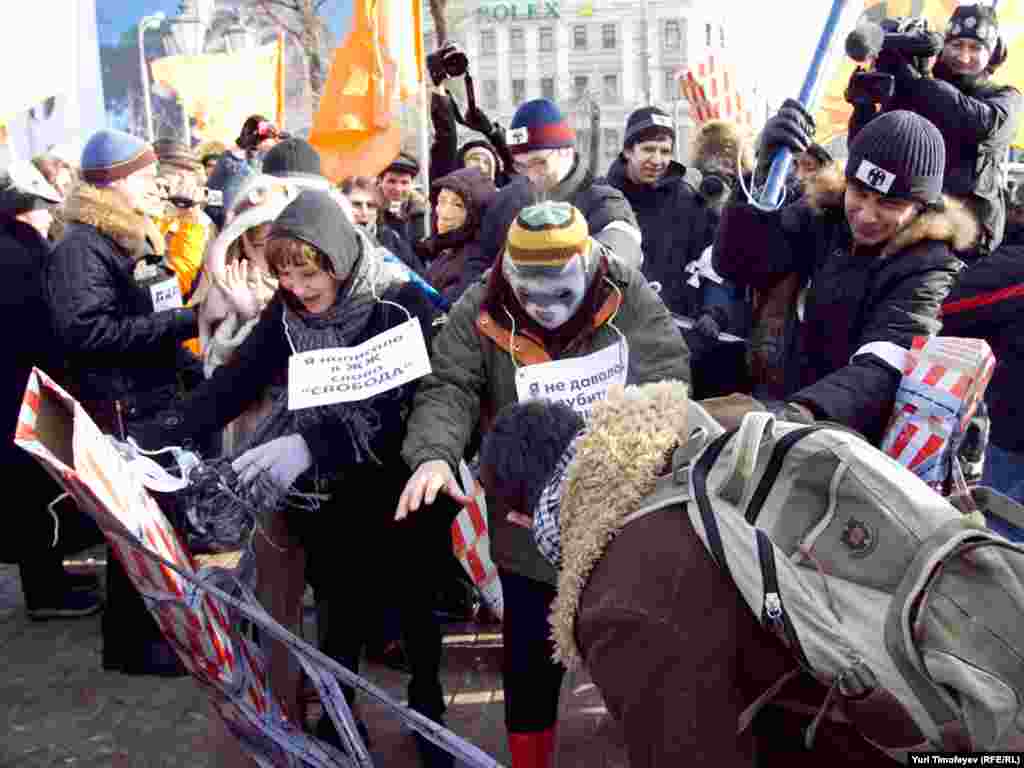 ...но долго держать народ в "полицейском государстве" не удалось - оковы пали...