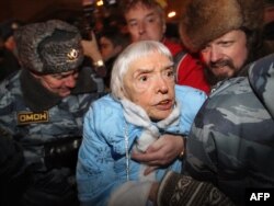 Людмила Алексеева на одной из протестных акций