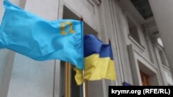 Крымскотатарский флаг установлен возле МИД Украины. 26 февраля 2015 года