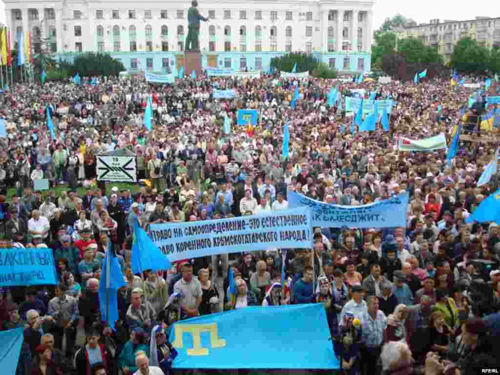 9. Год 2010-й, Симферополь, площадь Ленина.&nbsp; Если бы украинская власть больше прислушивалась к требованиям крымских татар и, в частности, пошла бы по пути создания крымскотатарской национальной автономии &ndash; аннексии могло бы и не произойти. 