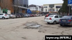 Ямы на дорогах в центре Керчи