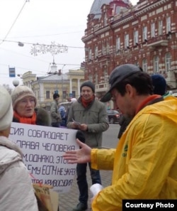 Наталья Лебедева проводит одиночный пикет