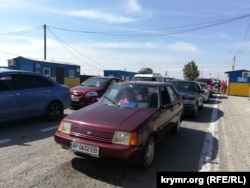 Автомобильная очередь на проверку контрольными службами на КПВВ «Чонгар». Херсонская область, 2 августа 2018 года