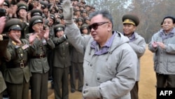 Kim Jong-il ordu qarşısında, 2 noyabr 2011