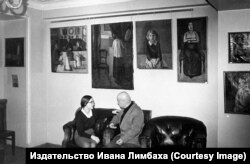 Выставка в главном здании МГУ. 1968. Работы Веры Пестель. Сидят Тамара Григорьянц и Сергей Бондарин.