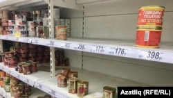 В магазинах наблюдается повышенный спрос на продукты с долгим сроком хранения: муку, крупу, консервы, а также туалетную бумагу