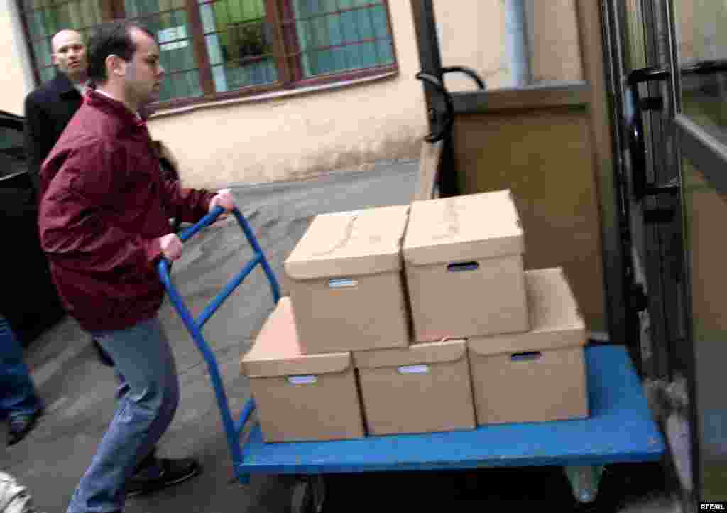 Russia -- Opposition leader, presidential candidate, former Prime Minister Mikhail Kasyanov watch unloading of the boxes with subscription lists, the central elections commission office in Moscow, 16Jan2008