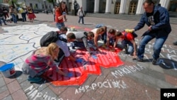 Перед зданием парламента в Киеве нарисовали карту Украины, отметив территории, которые могут отделиться в результате российского вмешательства