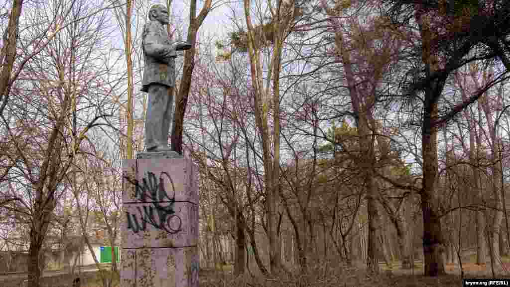 Время и люди не пощадили памятник &laquo;вождю мирового пролетариата&raquo; в старом сельском парке