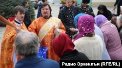 В нынешнем храме места не хватает, люди на улице стоят, заявляют власти