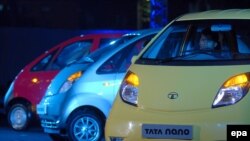 Индийская модель Tata Nano (на фото) - самый дешевый в мире массовый автомобиль - вряд ли заинтересует российских покупателей. А новые "бюджетные" модели фирм Nissan и Volkswagen?