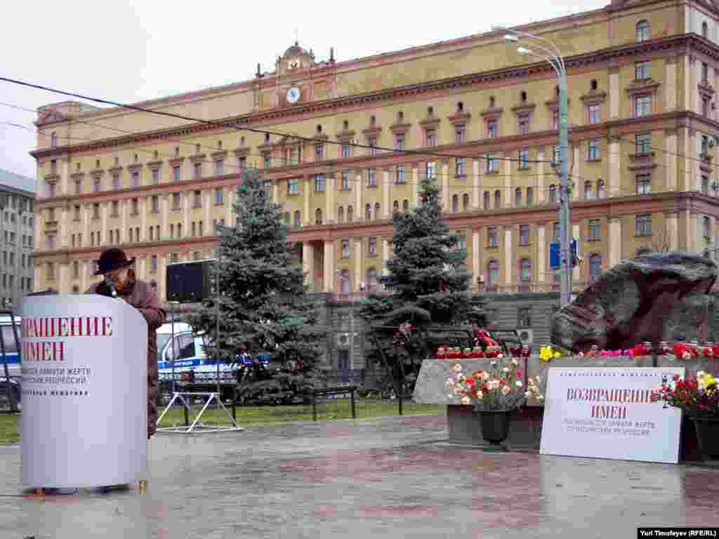 Фото Юрия Тимофеева, Радио Свобода - У Соловецкого камня на Лубянке с 10 утра до 10 вечера зачитывают имена людей, расстрелянных в Москве по ложным обвинениям