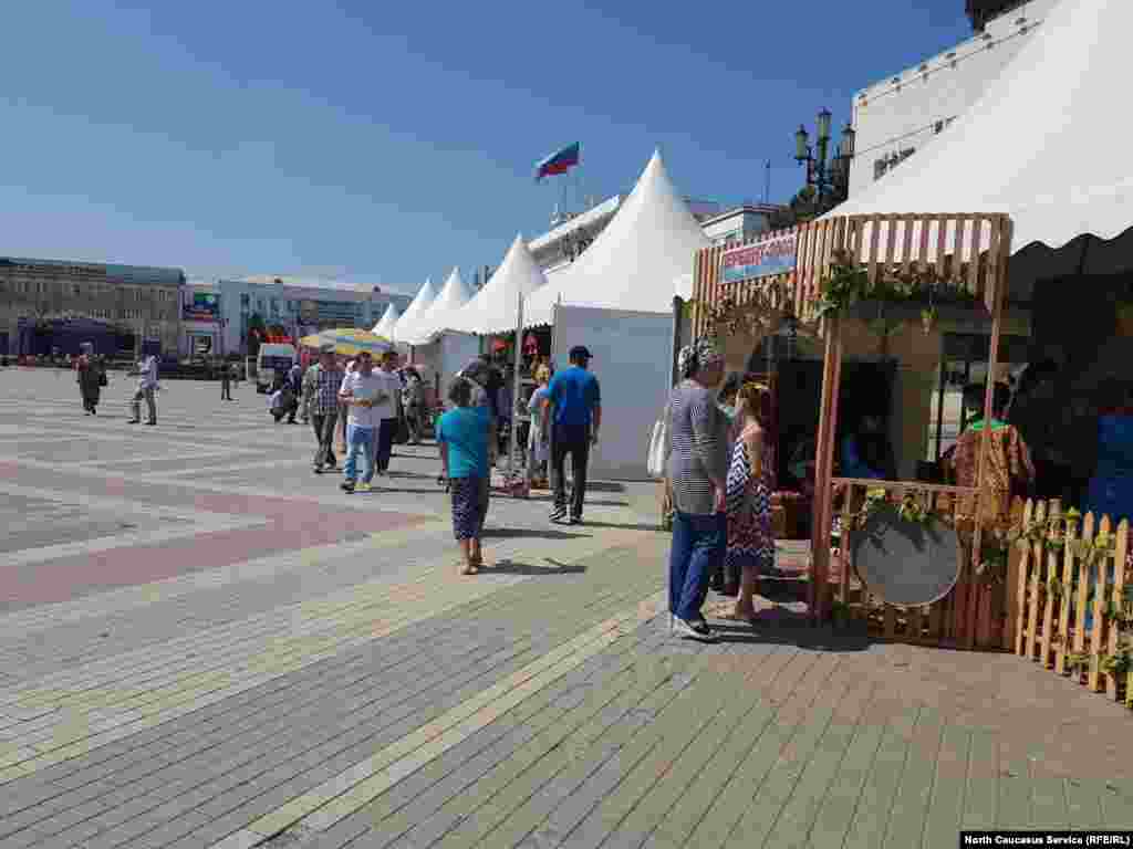 Махачкалинцы и гости города могли ознакомиться с бытом, кухней и ремеслом районов республик в подворьях, организованных на главной площади Махачкалы.