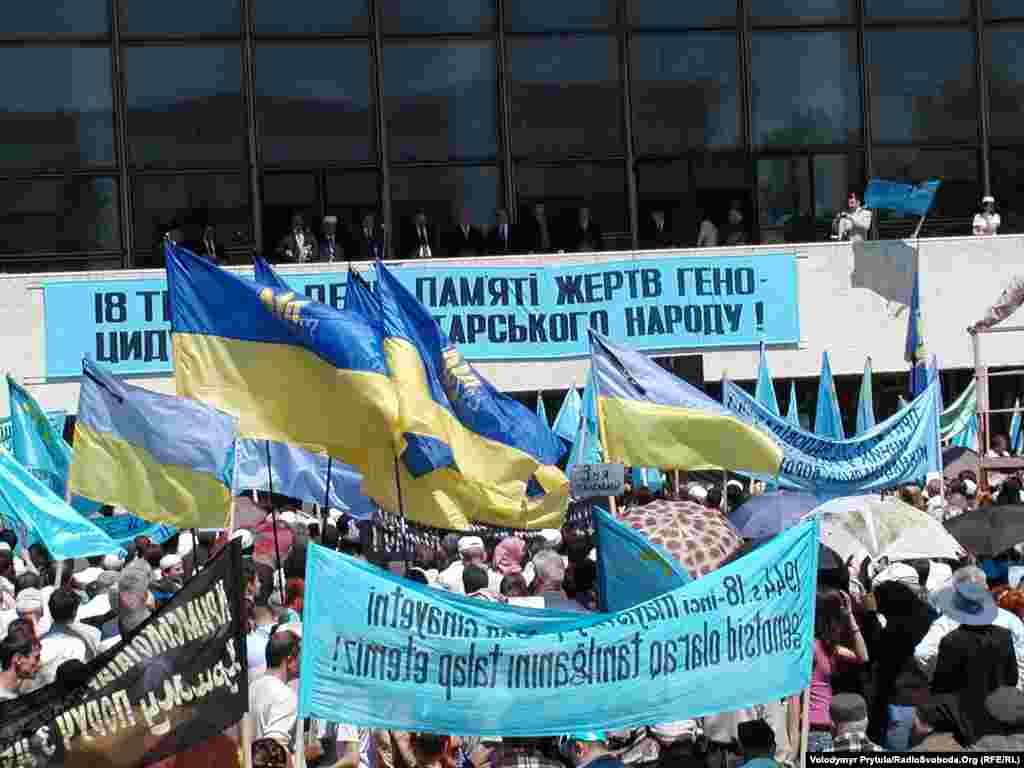 5. Год 2008-й, Симферополь, площадь Ленина.&nbsp; Балкон Украинского драматического театра &ndash; идеальная площадка для обращения к народу. На трибуне &ndash; духовные и светские лидеры крымских татар и руководство АРК. 