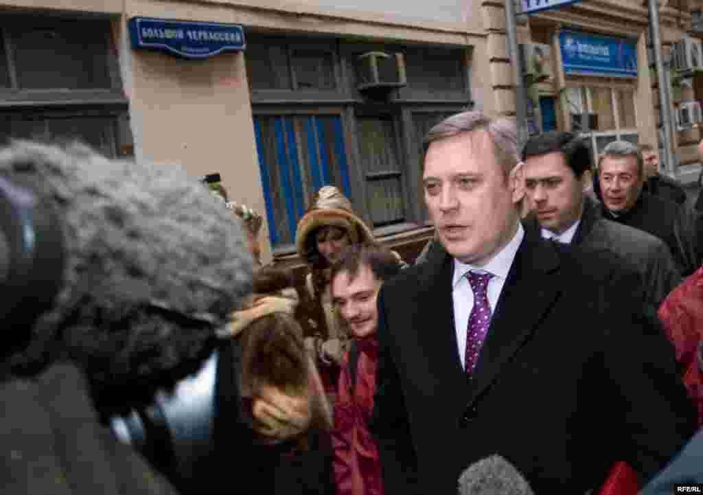 Russia -- Opposition leader Mikhail Kasyanov enters the central elections commission office in Moscow, 16Jan2008