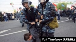 Задержание одного из участников митинга 6 мая на Болотной площади