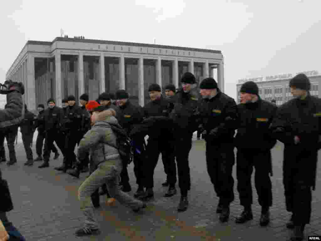 После митинга на Октябрьской площади предприниматели двинулись к Дому правительства, где рассчитывали встретиться с премьер-министром Сергеем Сидорским. Однако подходы к зданию блокировали бойцы спецназа.