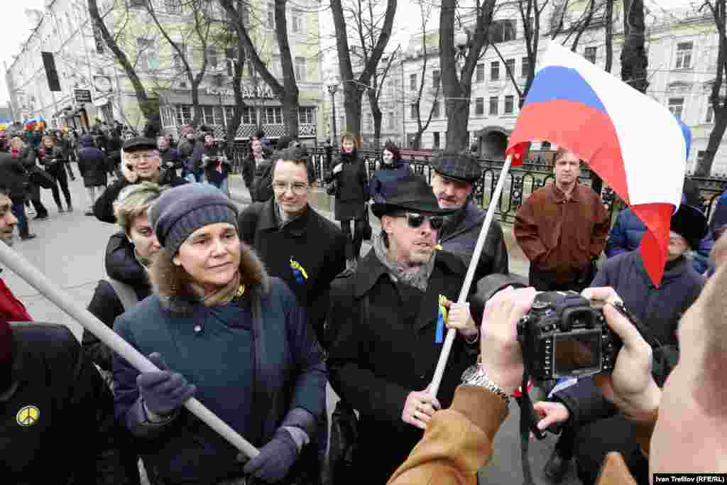 Антивоенная акция в Москве. Ирина Прохорова и Андрей Макаревич